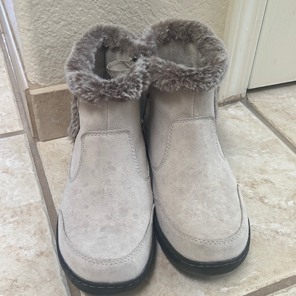 Khombu suede ankle boots size 10 M
